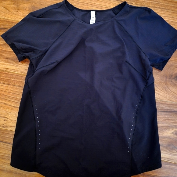 Lululemon size 2 Black top - Picture 1 of 2